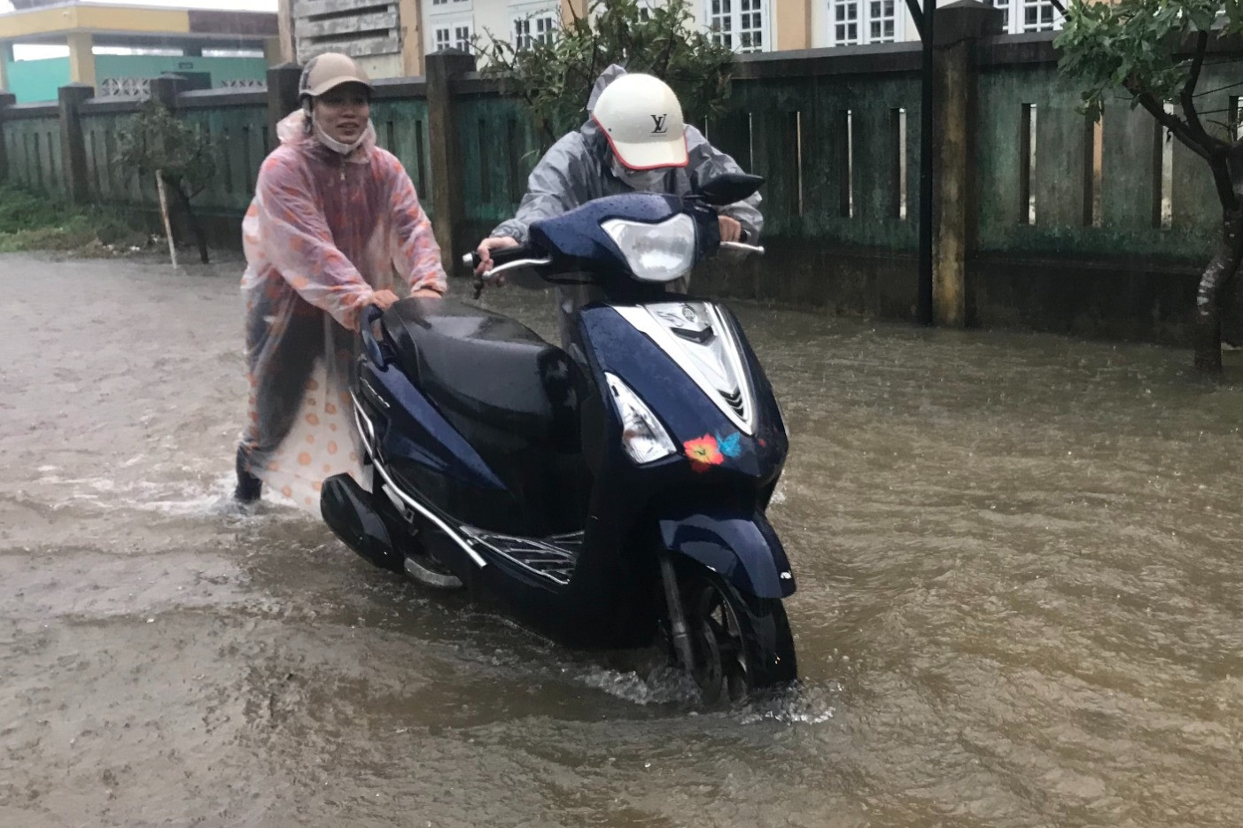 Nhiều tuyến đường ở Quảng Nam ngập sâu, phương tiện không thể di chuyển