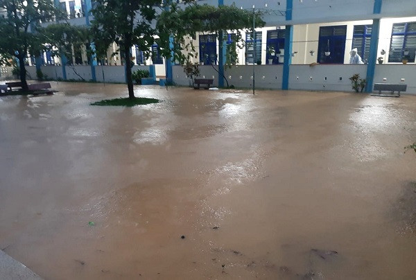 Hàng loạt trường ở Đà Nẵng cho học sinh nghỉ vì mưa lớn, ngập úng