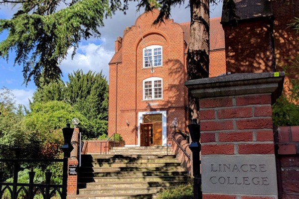 Kế hoạch đổi tên trường 'Thao College' trục trặc do '50 triệu bảng đầu tiên chưa đến nơi'?