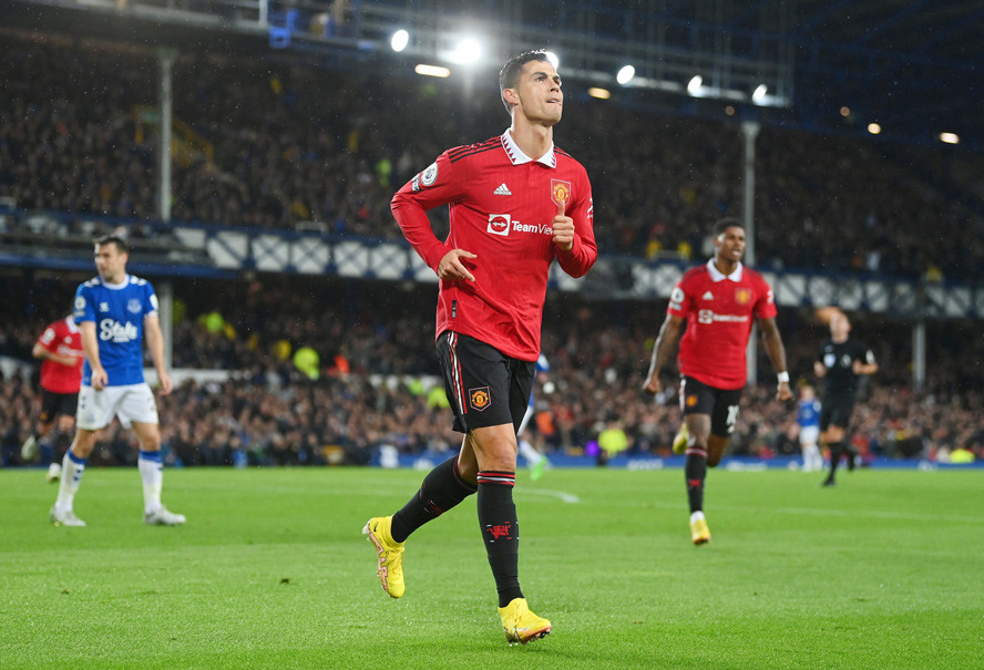 Ronaldo lập đại công, MU thắng nhọc Everton
