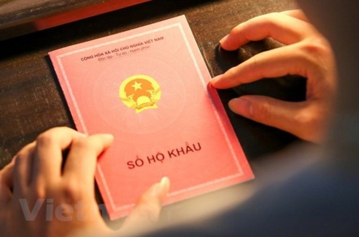 Người dân chật vật khi sổ hộ khẩu giấy bị thu hồi: Cơ quan chức năng nói gì?