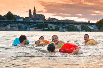 Du khách 'tròn mắt' xem dân Thụy Sĩ bơi từ văn phòng về nhà sau giờ làm việc