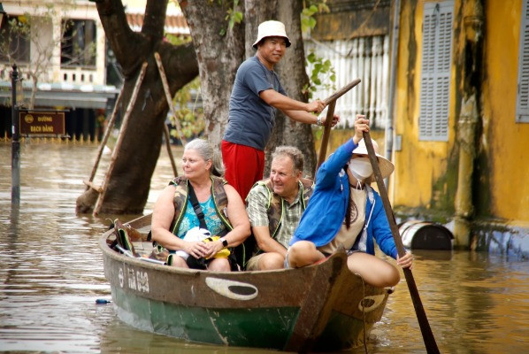 Nước lũ dâng cao, người Hội An chèo thuyền chở khách tham quan, kiếm tiền triệu