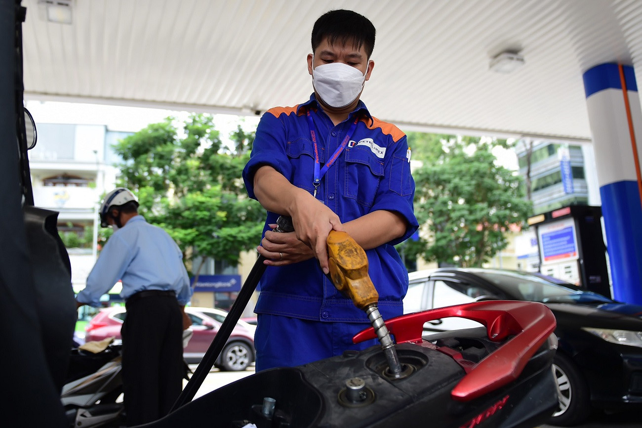 Giá xăng tăng sau chuỗi ngày giảm, dầu đắt thêm gần 2.000 đồng/lít