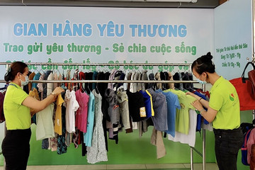 Thân nhân bệnh nhân nghèo ấm lòng nhờ gian hàng tình nghĩa