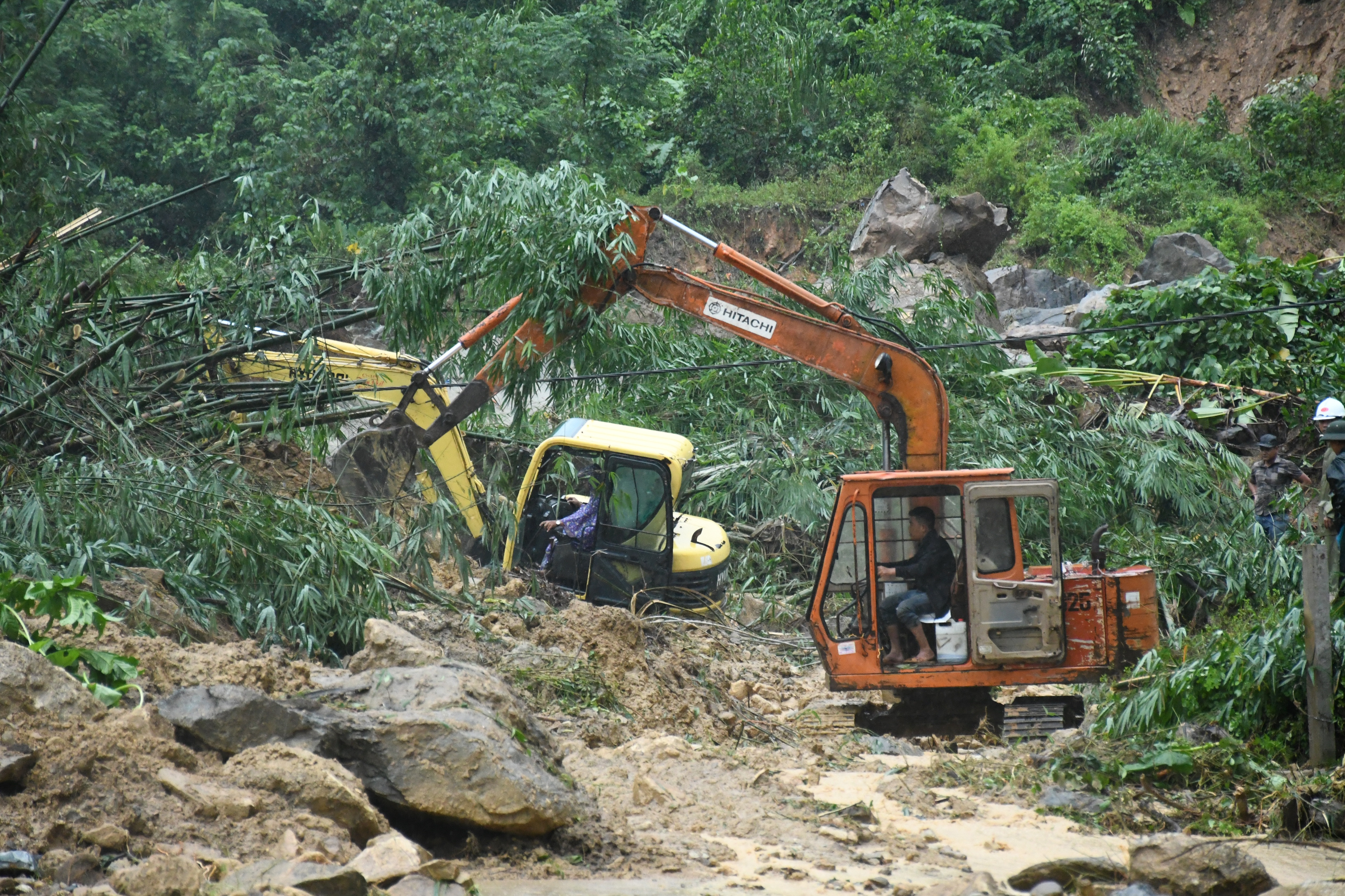 Hiện trường vụ lở núi vùi lấp nhà máy thủy điện - 6