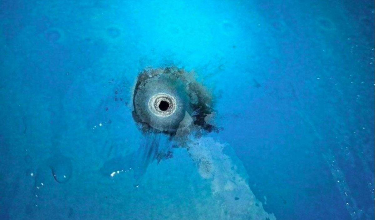 lightning strike punches a hole in vietnam airlines fuselage picture 1