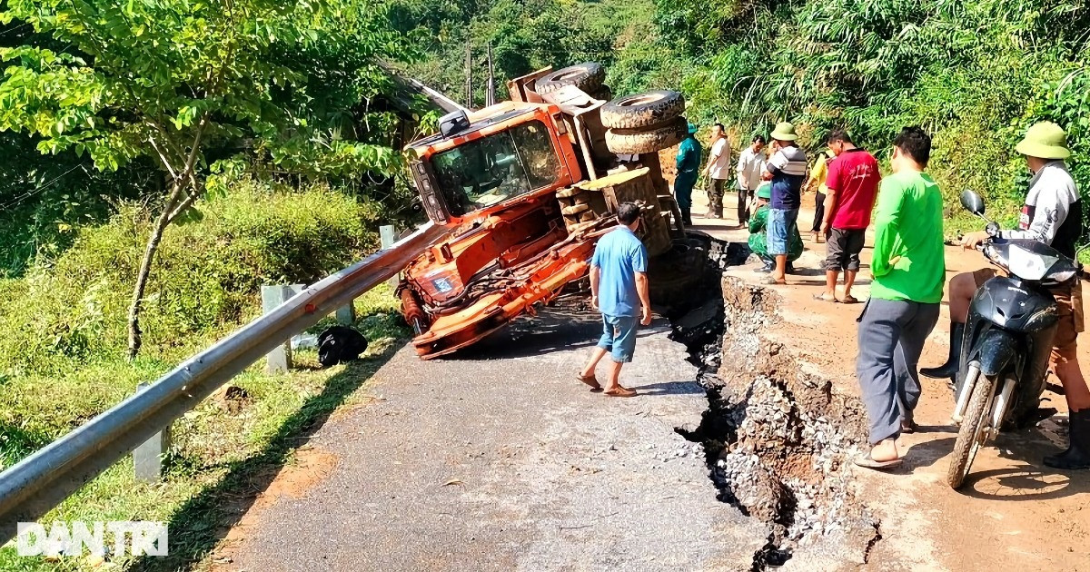 Mặt đường quốc lộ bị xé toang, kéo đổ cả máy xúc