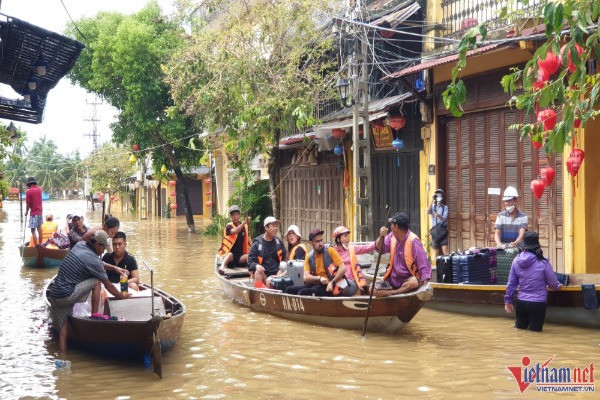 Hội An chìm trong biển nước, khách nước ngoài sơ tán bằng ghe