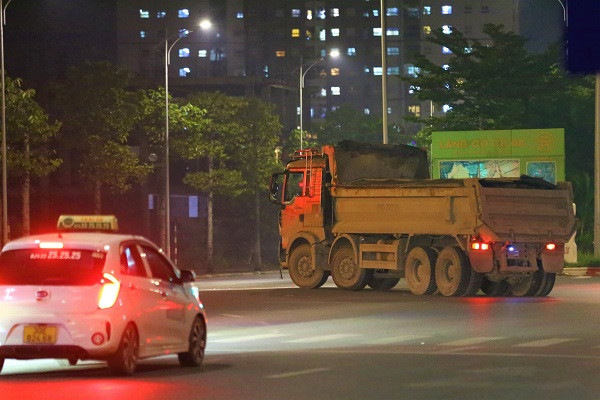 Vụ xe khủng vượt đèn đỏ ở Hà Nội, tài xế 'phím' nhau né công an