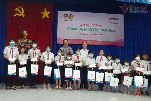 Báo VietNamNet trao 100 suất học bổng cho học sinh nghèo tỉnh Tây Ninh
