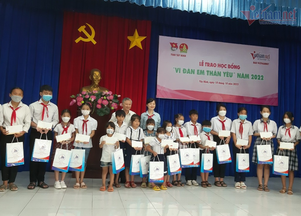 Báo VietNamNet trao 100 suất học bổng cho học sinh nghèo tỉnh Tây Ninh