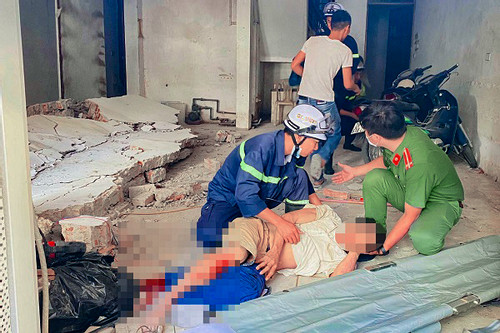 Phá dỡ nhà ở Hà Nội, công nhân bị tường đổ trúng người