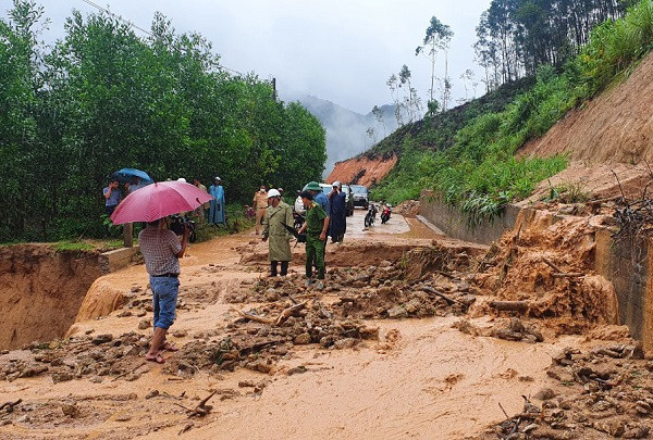 Mưa lớn 'càn quét' 4 tỉnh miền Trung, nhiều nơi bị cô lập