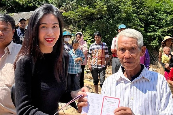 Thủy Tiên tặng sổ tiết kiệm cho bà con vùng lũ ở Nghệ An