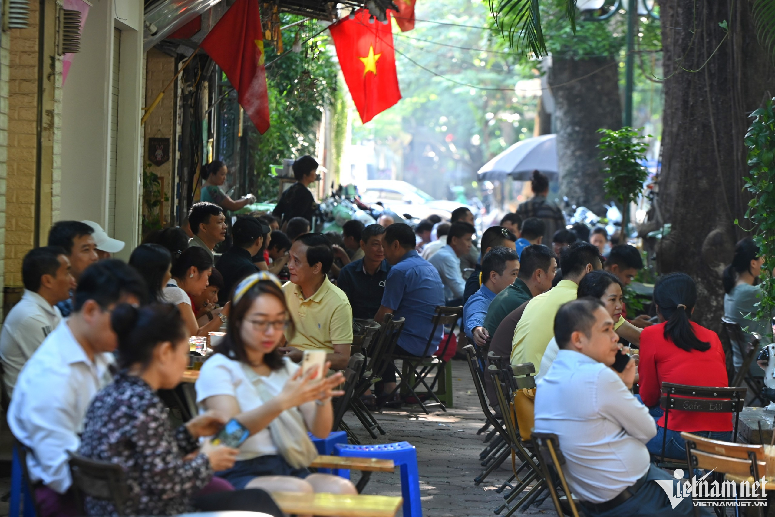 Ra quán uống cà phê ngắm phố phường để không thấy 'có lỗi' với mùa thu Hà Nội