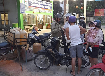 Đồng Nai: Tranh nhau mua xăng lẻ giá ‘chợ đen’