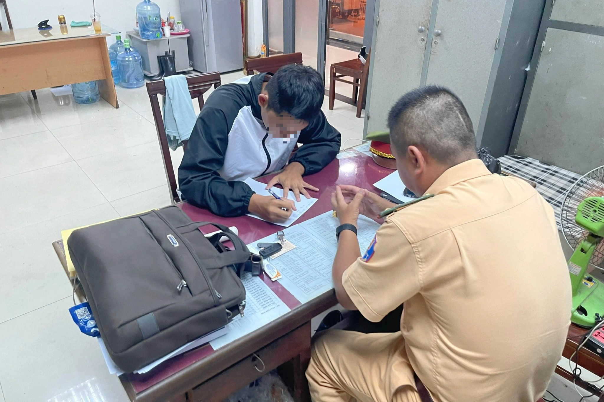 Công an xử lý thiếu niên phóng xe, đá lửa trong hầm chui - 2