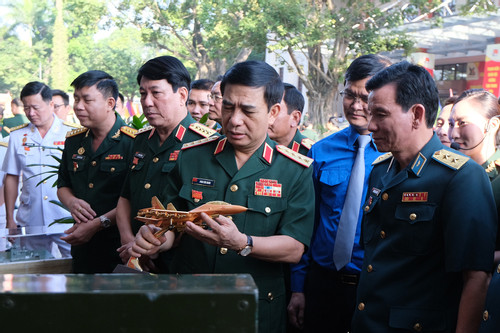 Bộ trưởng Quốc phòng: Phòng ngừa, đấu tranh luận điệu xuyên tạc tác động vào thanh niên