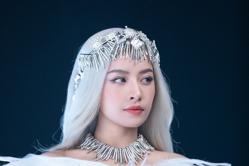 Chi Pu bất ngờ ra MV Miss Showbiz, đột ngột dừng dự án năm 2022