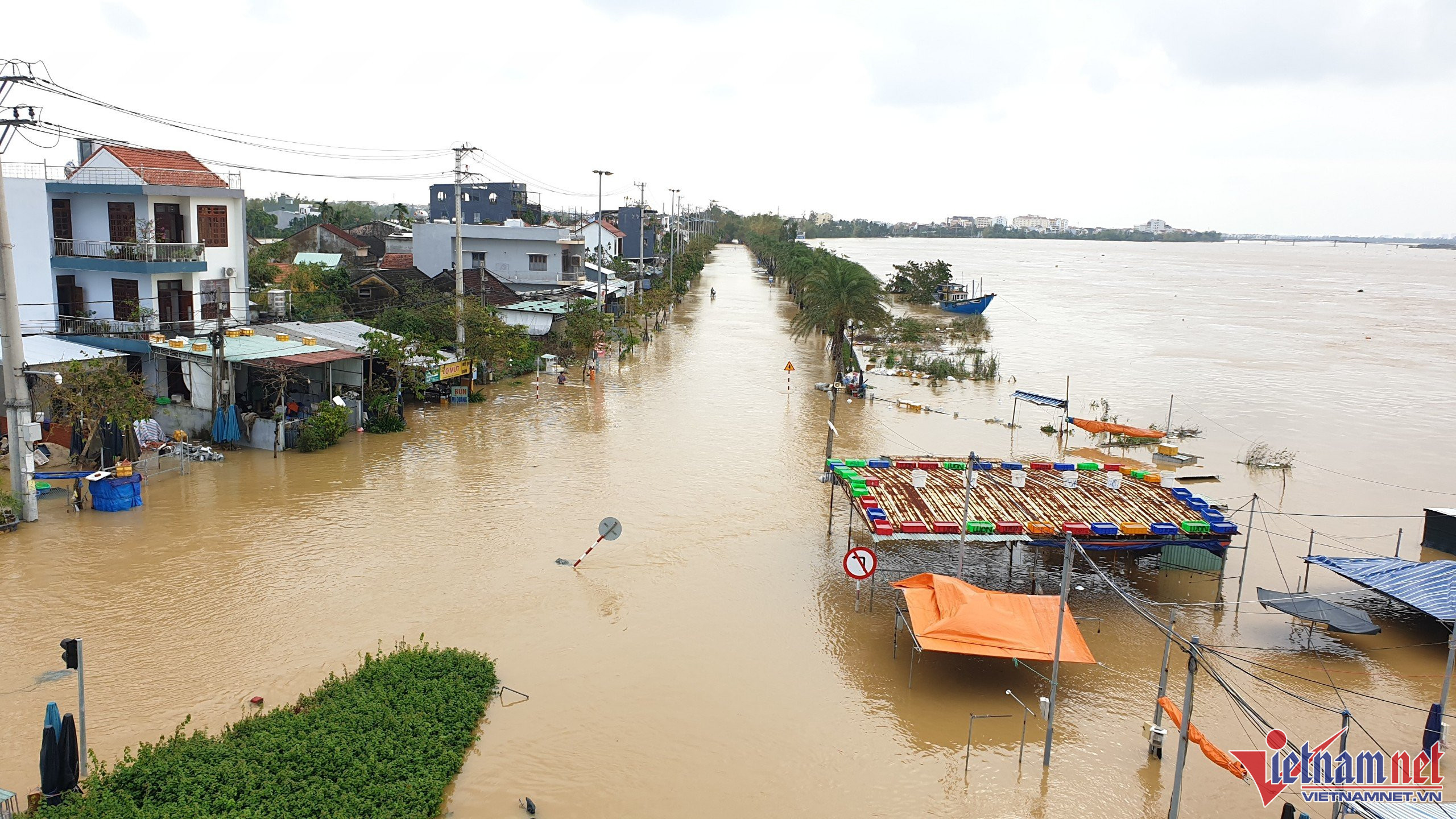 Heavy rains isolate many areas in central Vietnam