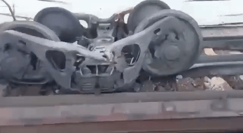 Cận cảnh hư hại của cầu đường sắt nối Nga và Crưm sau vụ nổ lớn