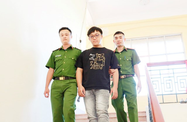 Khởi tố cặp vợ chồng trẻ dùng 'mánh khóe' chiếm đoạt gần nửa tỷ đồng