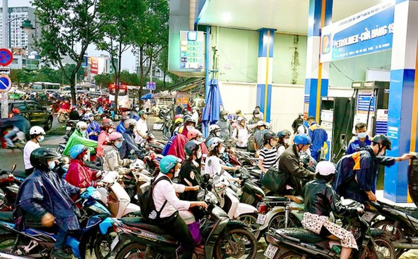 Long lines of motorbikes still seen at many petrol stations in HCMC despite increased petrol prices ảnh 1