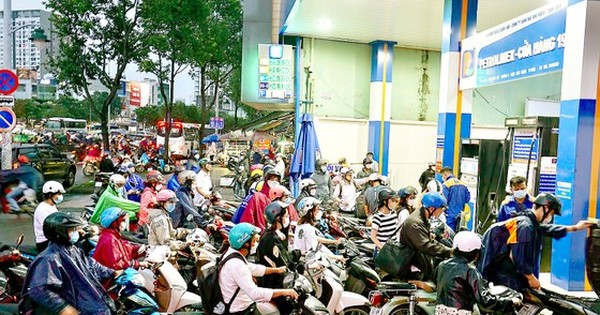 Long lines of motorbikes still seen at many petrol stations in HCMC