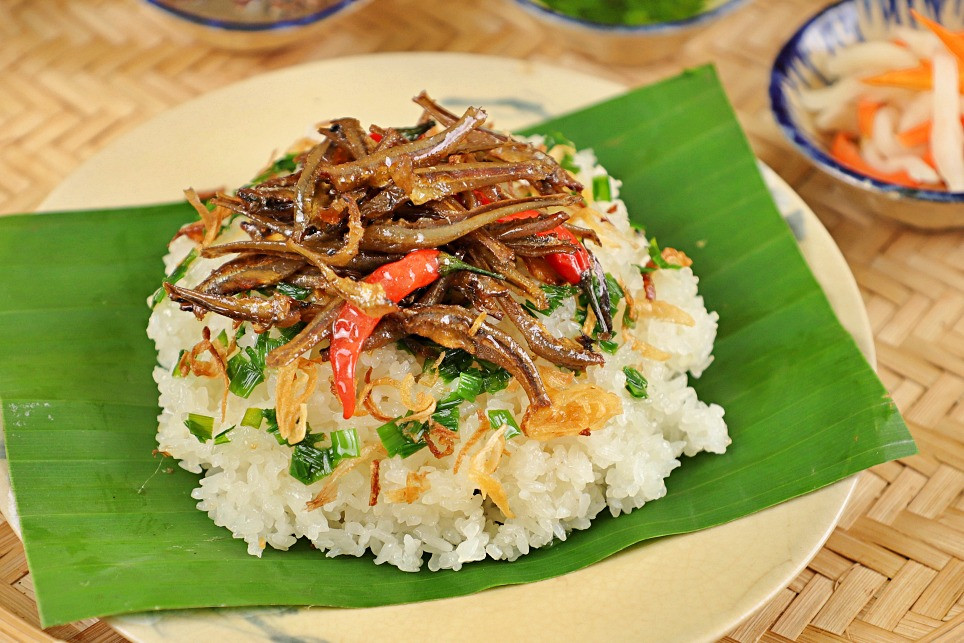 Xôi cá cơm kho thơm ngon lạ miệng, giá chỉ 10.000 đồng hút khách ở Nha Trang