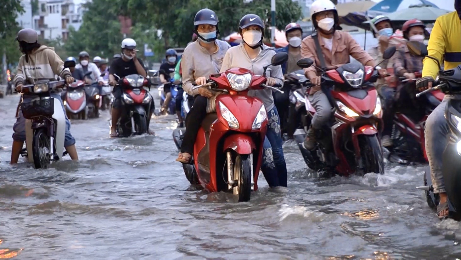 TP.HCM: Triều cường dâng cao, dân khốn khổ dắt xe chết máy hàng km