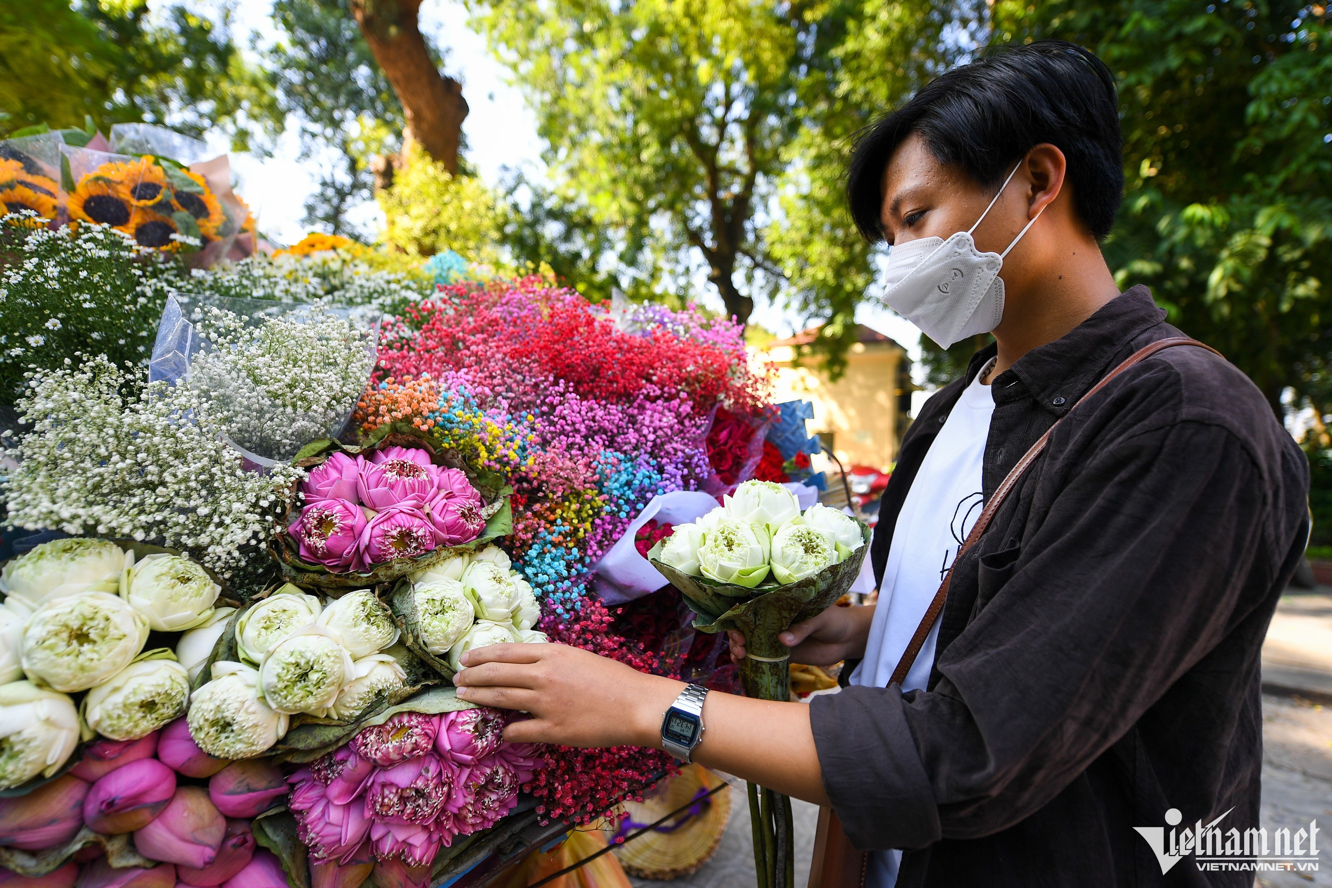 Xe chở hoa: Xe chở hoa đẹp lung linh, ngập tràn màu sắc và hương thơm tinh tế. Xem hình ảnh về xe chở hoa sẽ mang lại cảm giác mát lành, thư thái và hạnh phúc cho bạn.