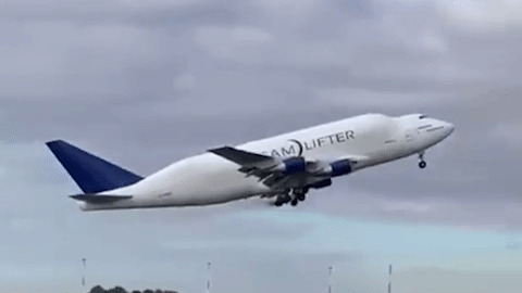 Khoảnh khắc máy bay vận tải dài nhất thế giới rơi bánh khi vừa cất cánh