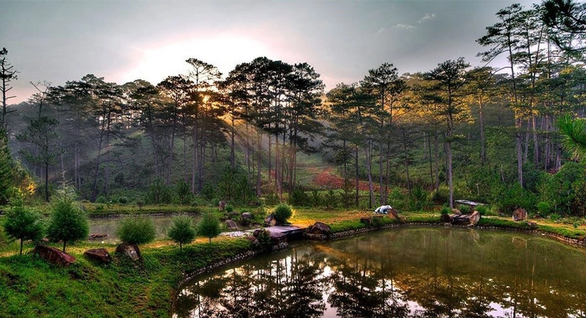 Da Lat resort pilots paragliding service over Xuan Huong lake