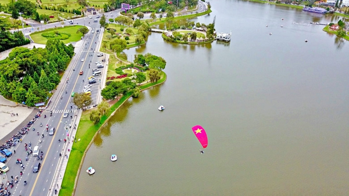 da lat resort pilots paragliding service over xuan huong lake picture 1