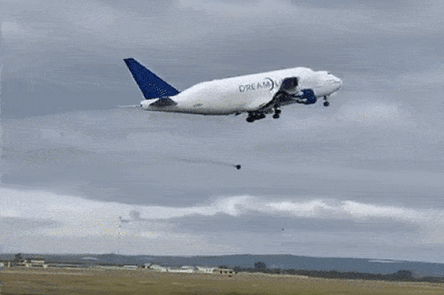Video máy bay vận tải dài nhất thế giới rụng bánh khi cất cánh