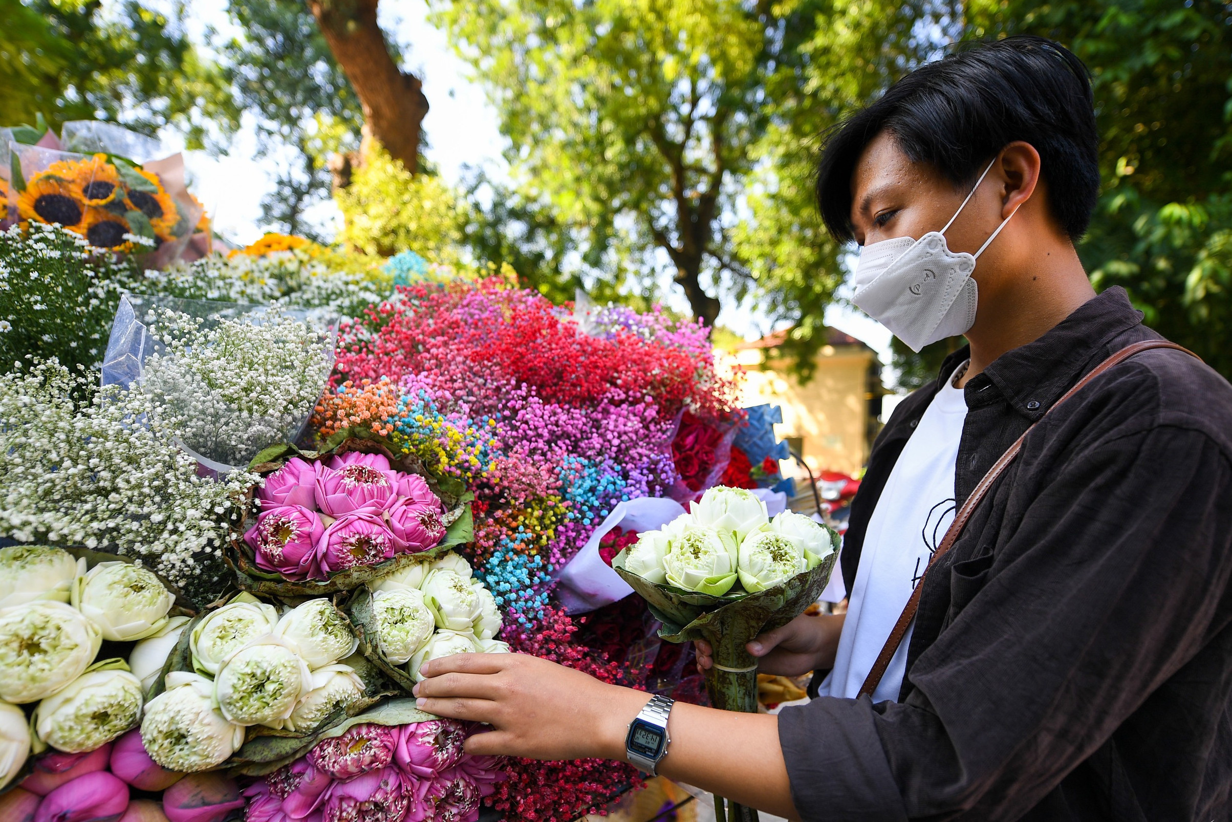 Thu Hà Nội đẹp nao lòng trên những chiếc xe hoa chở mùa qua phố