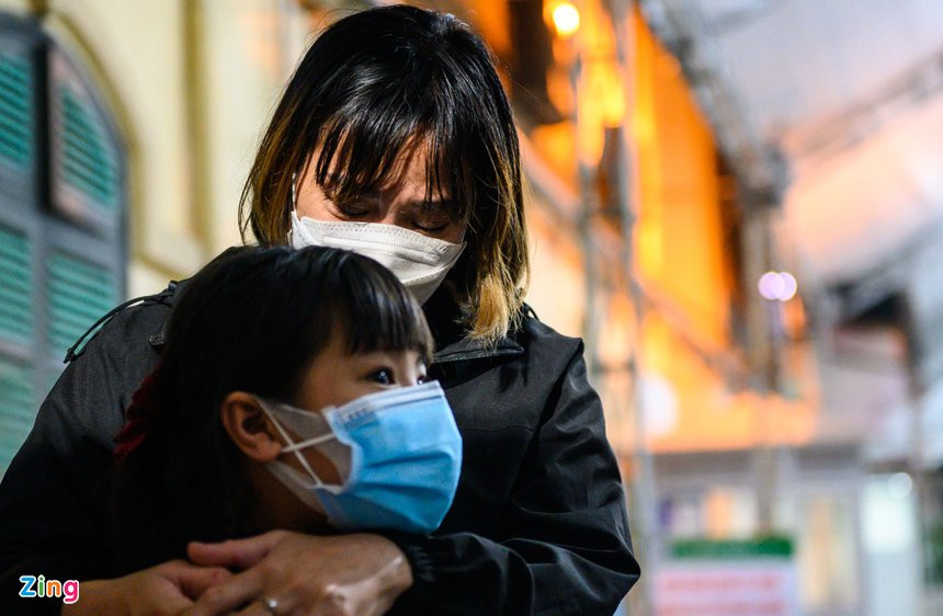 Hoa tang thi the be gai 3 tuoi anh 4