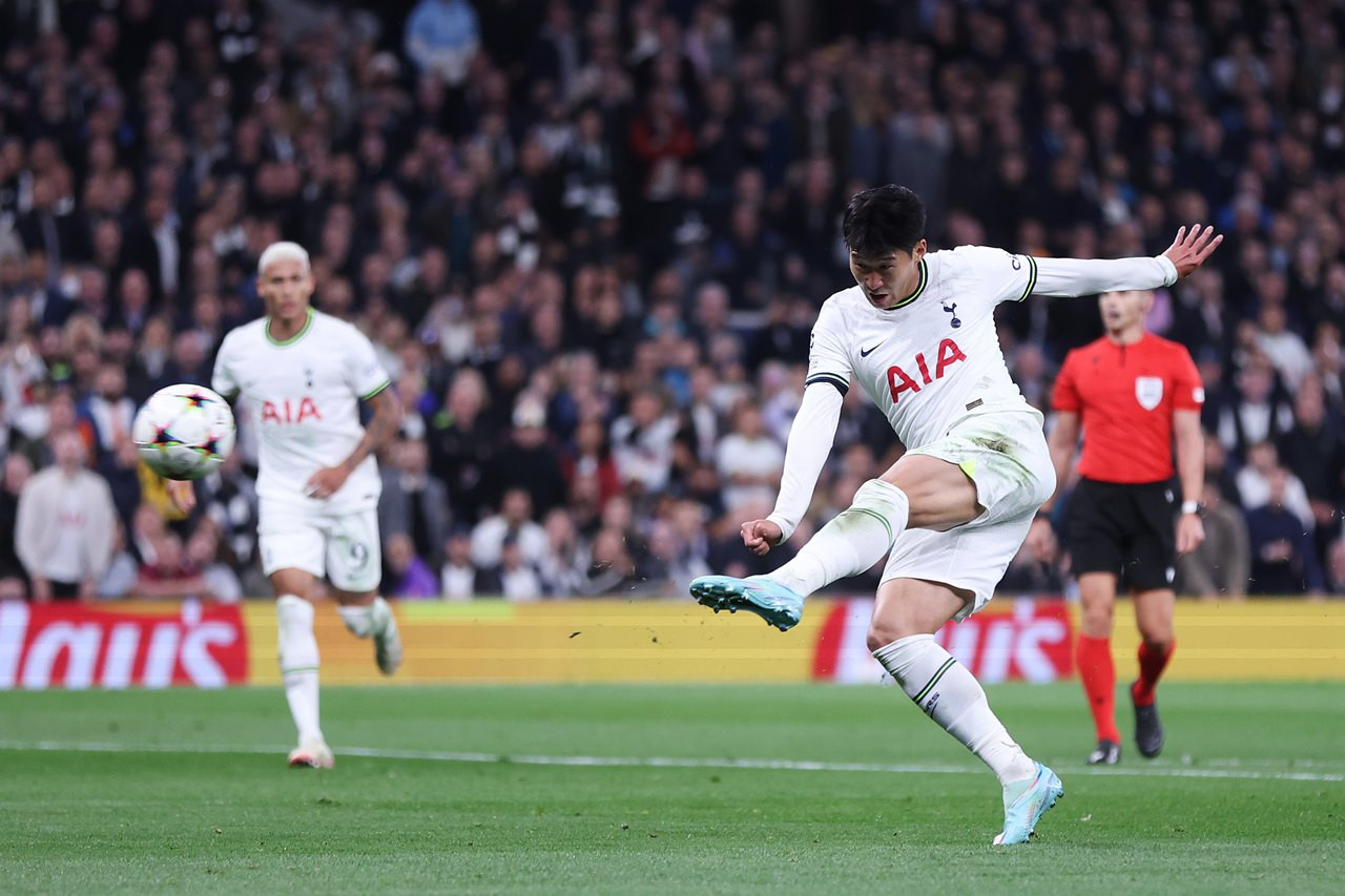 Son và Kane thi nhau lập công, Tottenham giữ ngôi đầu bảng