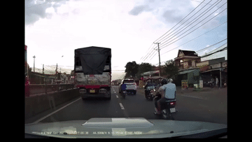 Tình huống giao thông đáng sợ do nhiều lỗi thường gặp ở người đi xe máy