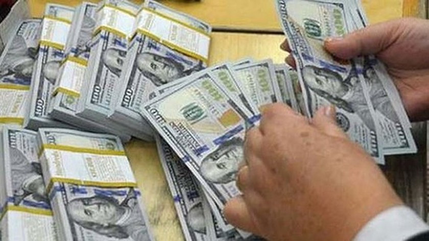 US dollar at commercial banks surges to VND24,200 per dollar ảnh 1