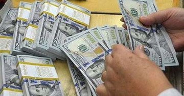 US dollar at commercial banks surges to VND24,200 per dollar