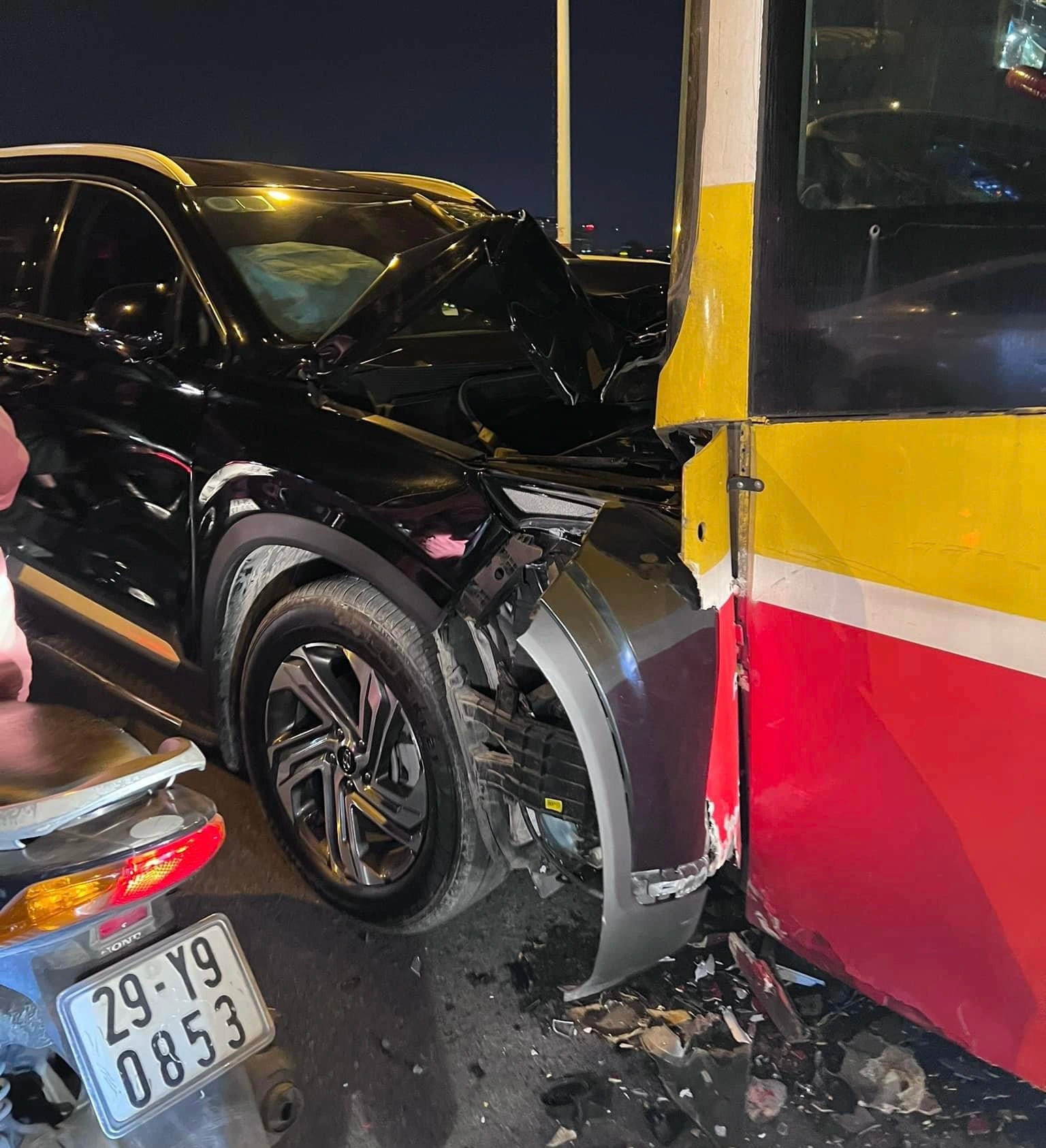 Xe SantaFe lấn làn đâm vỡ đầu xe buýt - 1