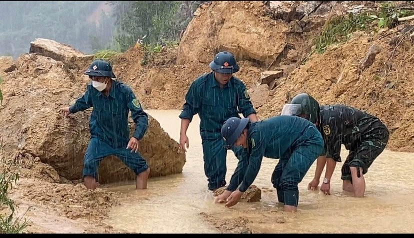 Sạt lở kéo dài hơn 1km ở Quảng Nam, người lao động được nghỉ làm ngày 15/10