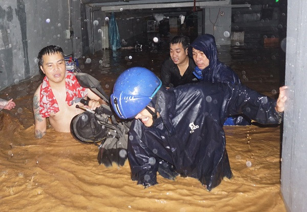 Mưa như trút, dân Đà Nẵng 'chạy lũ' trong đêm