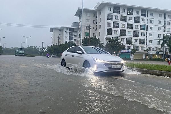 Bão số 5 suy yếu, nhiều nơi ở miền Trung hứng mưa lớn