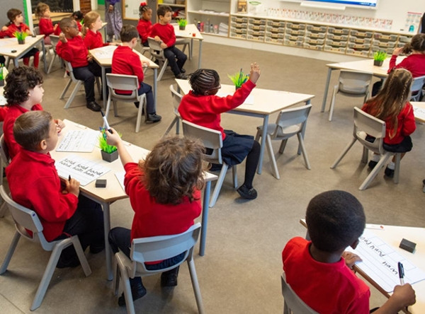 Cạn tiền chi dùng, trường học ở Anh kêu gọi tài trợ cả sách và bút chì