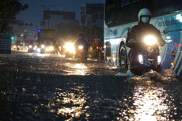 Đường phố Đà Nẵng ngập sâu, dân dắt bộ xe máy sau giờ tan ca