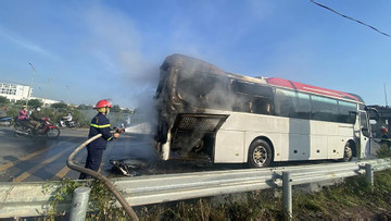 40 công nhân thoát chết trong vụ cháy ô tô trên đường ở Bắc Giang