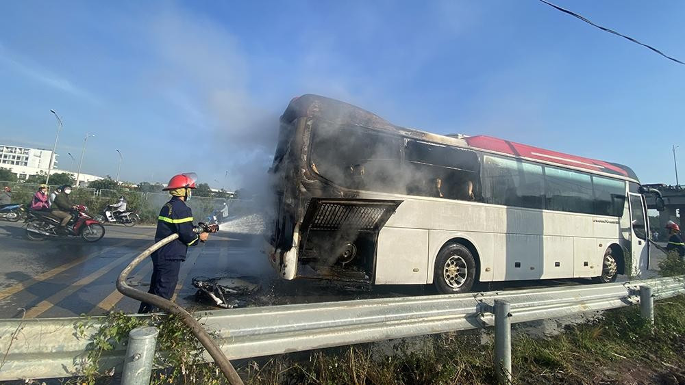 40 công nhân thoát chết trong vụ cháy ô tô trên đường ở Bắc Giang